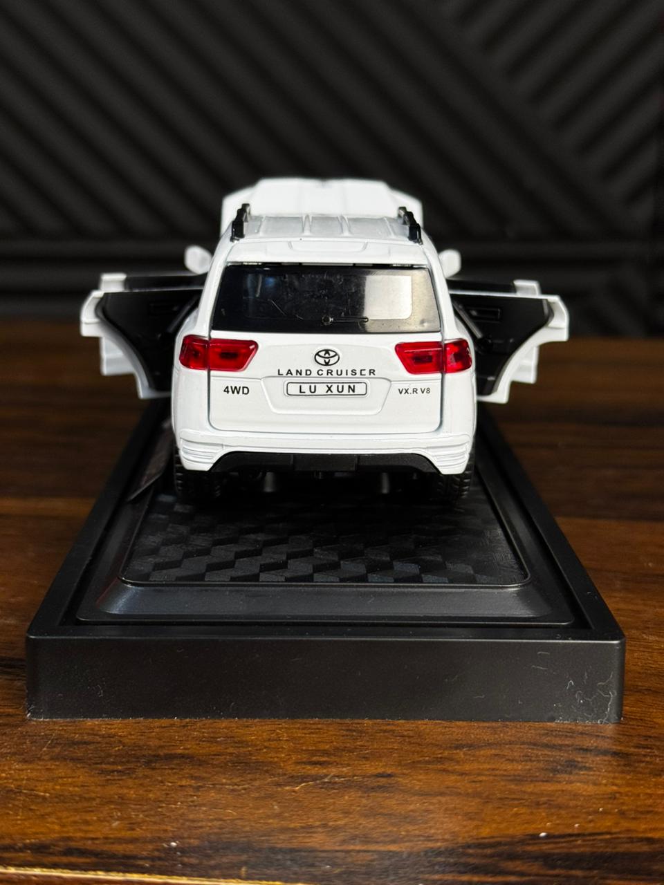 Land Cruiser Die Cast Model 1:28 - Toynix